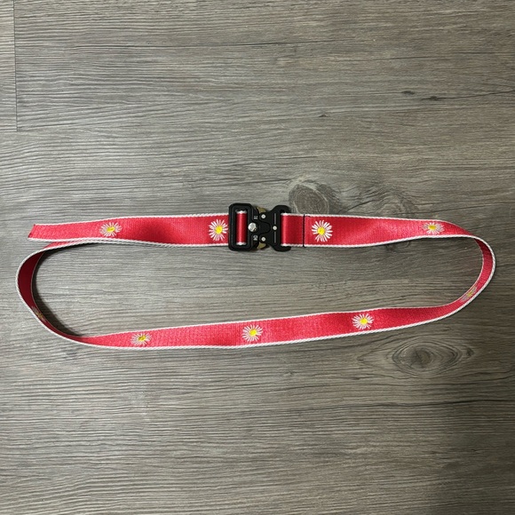 🖤3/$15🖤 Red Daisy Belt - Picture 3 of 3